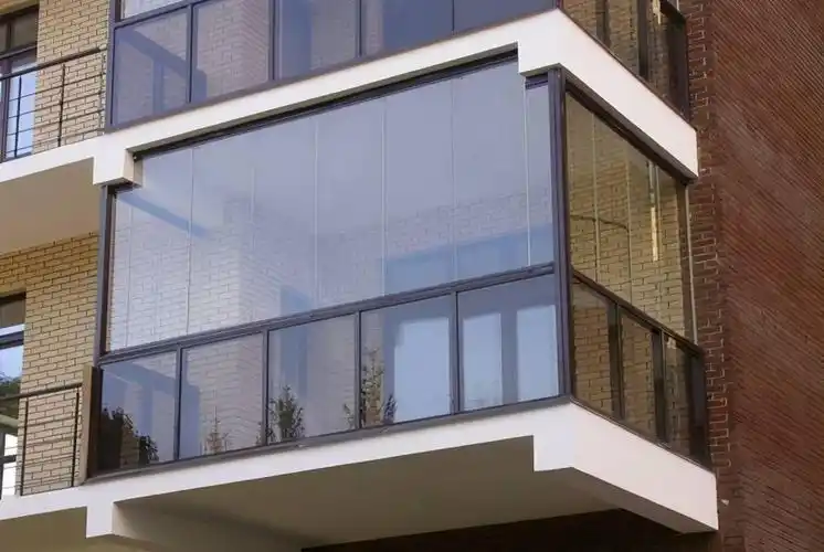 庆幸我家封阳台,整面装了全景玻璃,可侧边为何还要留"小门"?_门窗