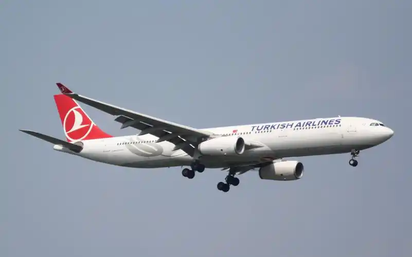 土耳其航空空客a330-300着陆北京首都国际机场跑道18l