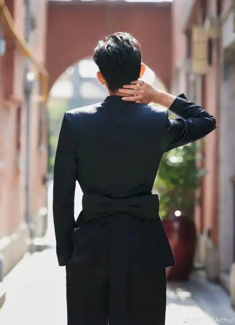 陈飞宇拍西装男神写真精致侧颜上演背影杀