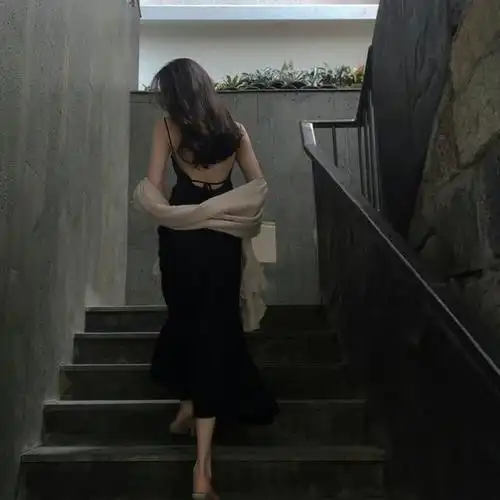 真人女生后背头像有机会耳机分你一个然后开启心动模式