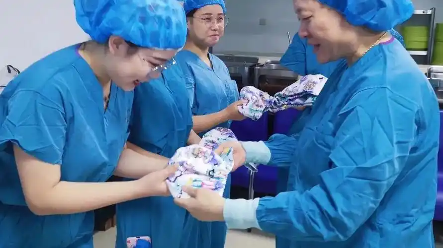 大家都可以,所以戴花帽子的可以是外科医生,麻醉医生,or手术室护士.