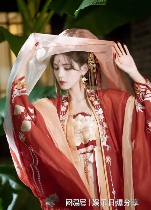 张予曦着红衣古装妖娆明艳花雨中撑伞魅感十足