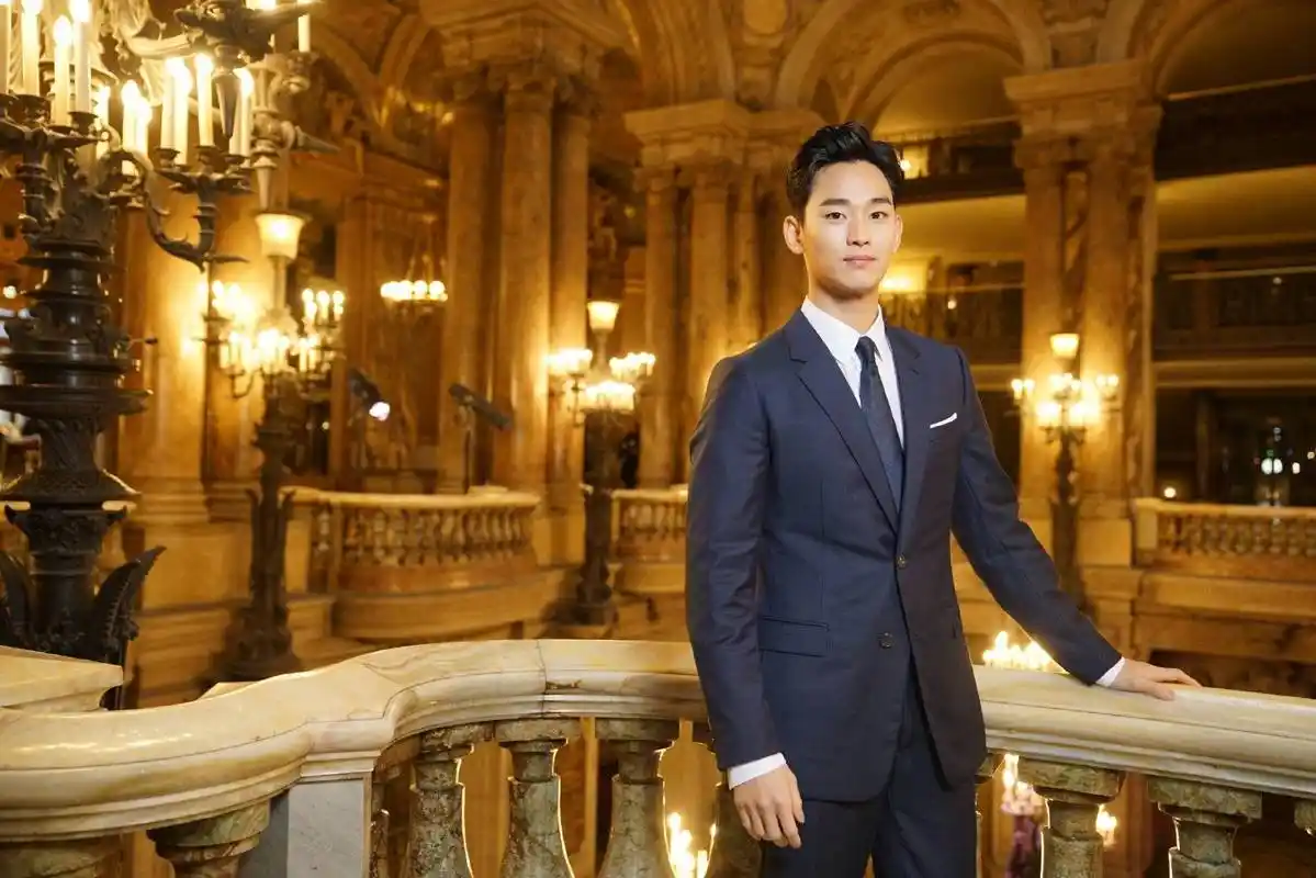 金秀贤西装革履亮相活动,颜值依旧气质更高雅,还是最帅都教授