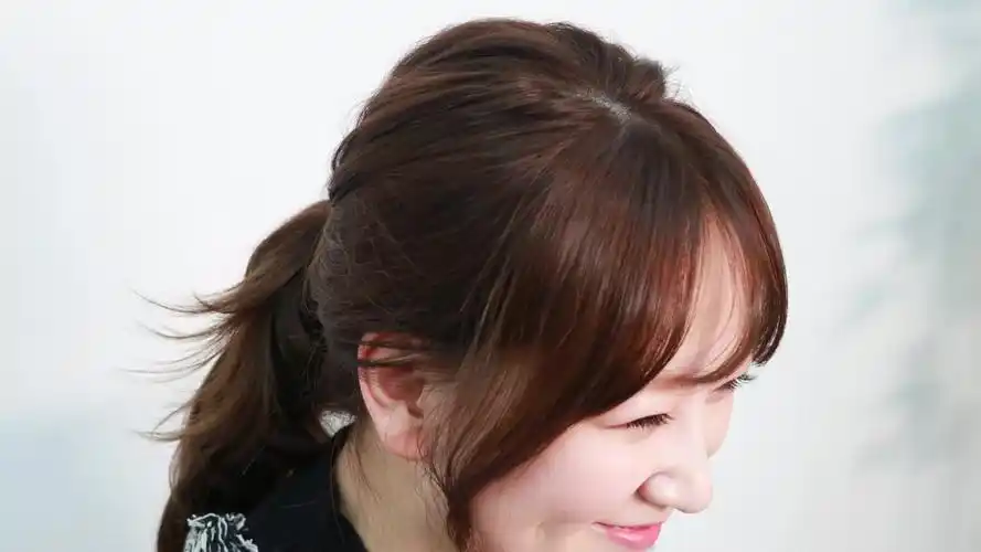 【韩国内双麻麻lisa分享】韩国发型师示范"简单漂亮的低马尾 脸颊两侧