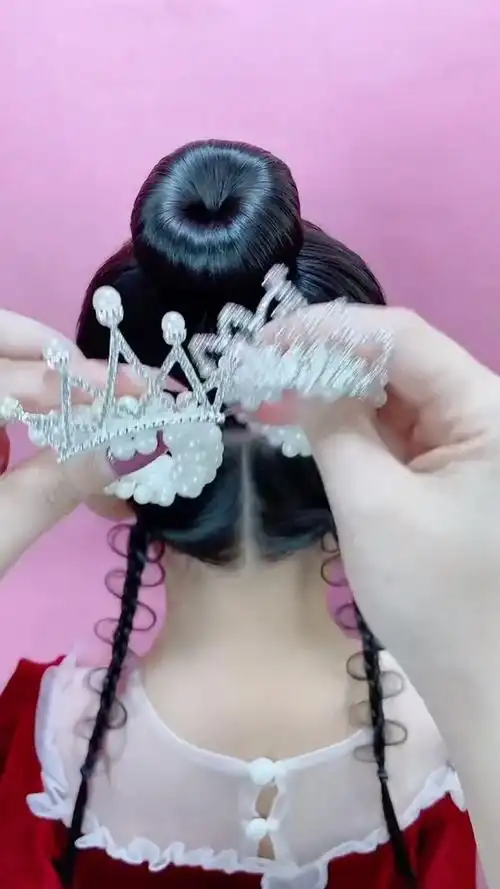 小公主皇冠发型,不挑宝宝,谁扎谁好看哦!#儿童编发 #@经纪人小微