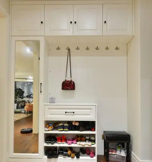 进门口整体鞋柜简约装修效果图