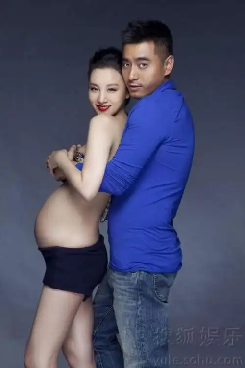 陈龙与半裸孕妻章龄之香艳大片曝光
