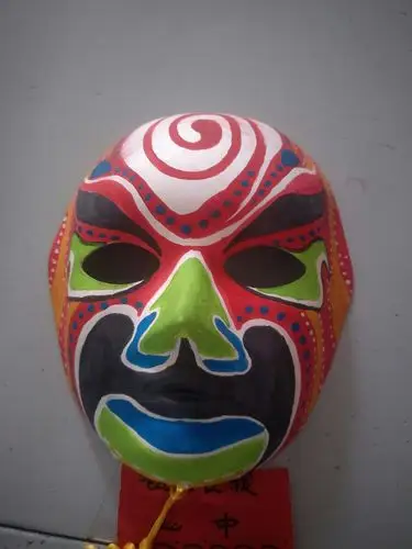 这是栾欣莹同学的手工——京剧脸谱.