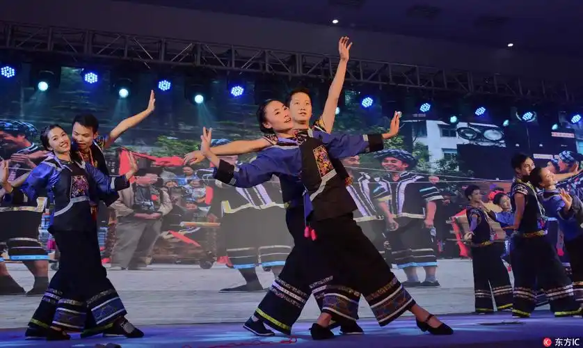 多彩贵州网 - 【组图】贵州望谟:多彩布依文化"舞台秀"