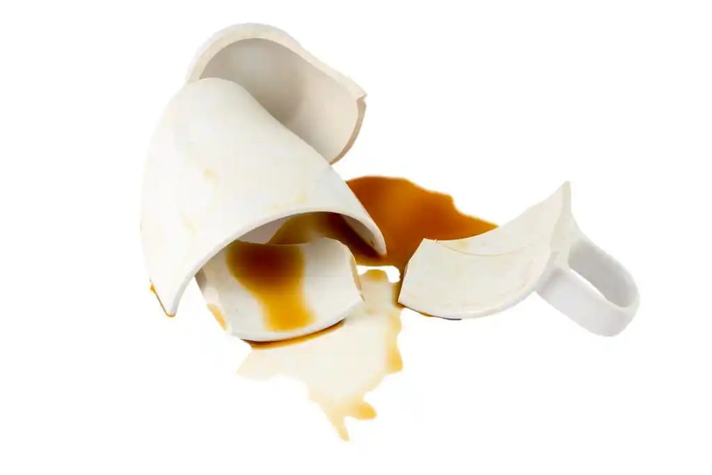 摔碎的杯子的咖啡,摔碎的杯子的孤立的白色背景上的咖啡