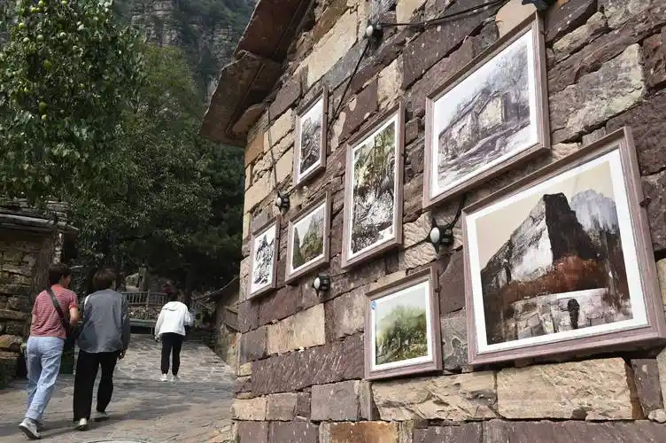 新华社记者 鲁鹏 摄9月5日,学生在林州市石板岩镇高家台村写生.