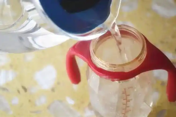 冲奶粉时"水温"过高会破坏营养?事实正好相反,宝妈别再做错了