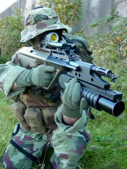 爱尔兰陆军的制式步枪也是aug,而下挂的榴弹发射器是加拿大生产的m203