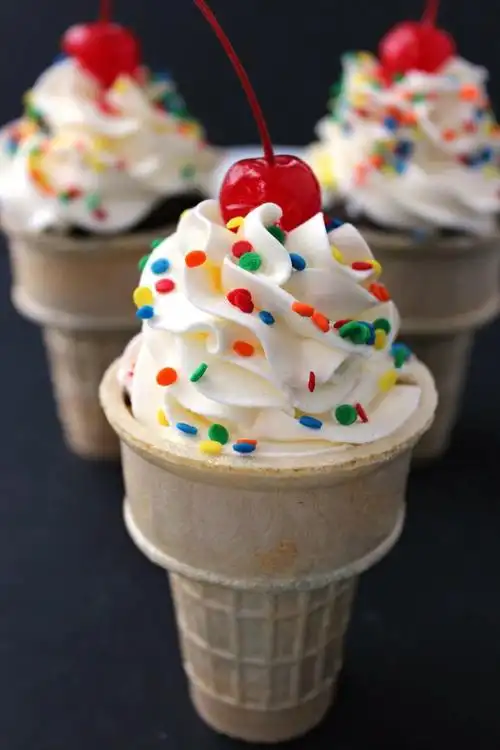 ice cream cone look a-like cupcakes