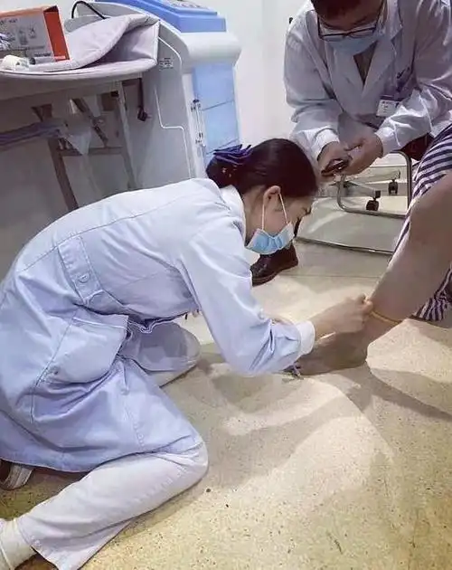 这姿势真美益阳一护士跪地打针真情服务感动患者