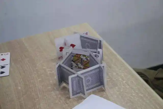 各位设计师 54张扑克牌在各位参赛者的手中 变幻出了各种模样 同学们