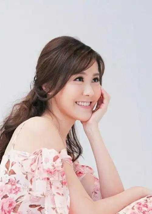 甜美形象深入人心31岁tvb小花刘佩玥罕见晒露背婚纱照网友大赞好靓