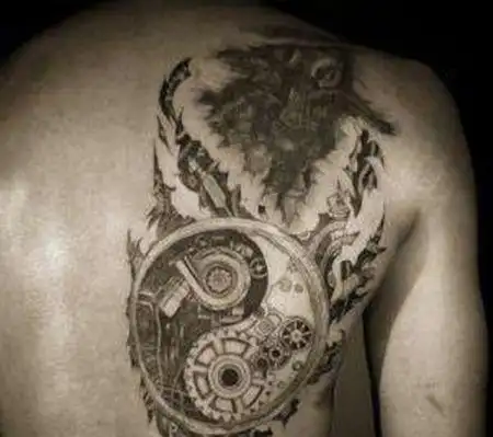 邓肯背部八卦机器纹身图片