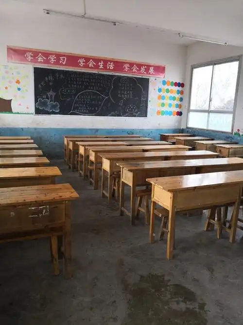 打开这张图片的时候,想起第一天看到他们坐在教室里,一张张期待老师会