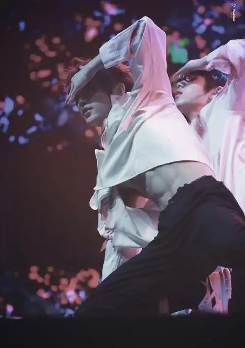 丁程鑫的睫毛 丁程鑫的腰 丁程鑫的腹肌和喉结很好很好 整肃粉起立!