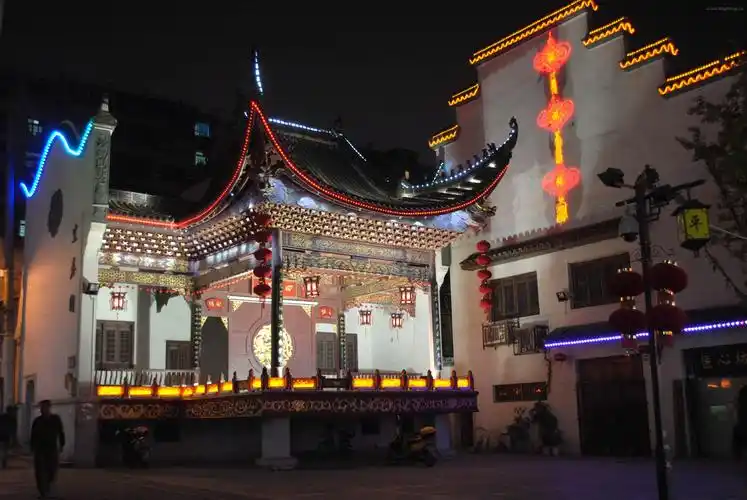 太平街不是很长,但总是特别多人.两旁林立的店铺,各有各的特色.