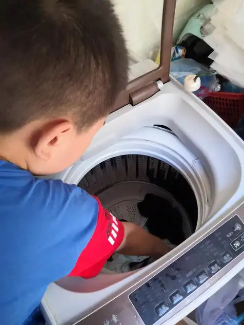 清洗好的衣服,放入洗衣机内,一定要放均匀哦,要不然洗衣机会咚咚响!