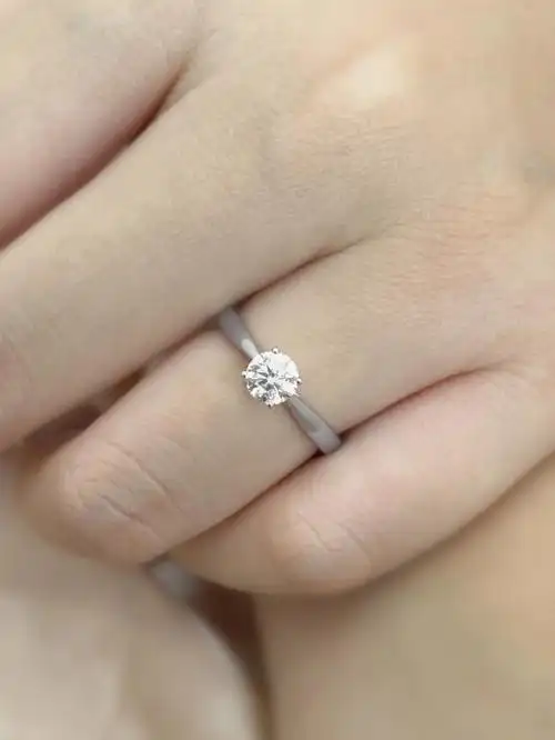 骨节手快来看经典四爪钻戒超级百搭