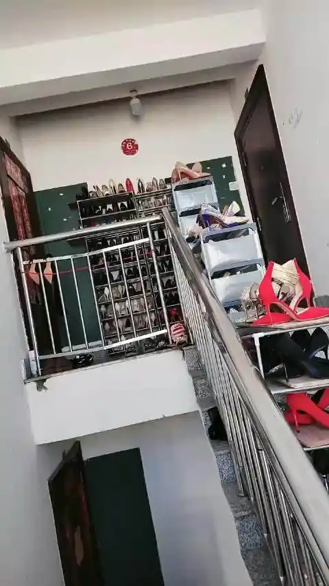 满楼道的高跟鞋摊上这么个邻居你会怎么办