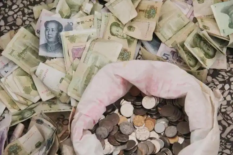 2.4斤早产儿医院苦熬近百日 爷爷难抵思念拎一袋子零钱"救急"