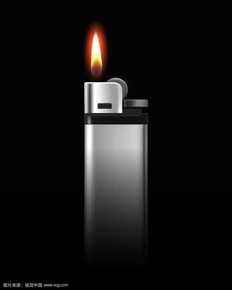 金属打火机与火焰在黑色背景