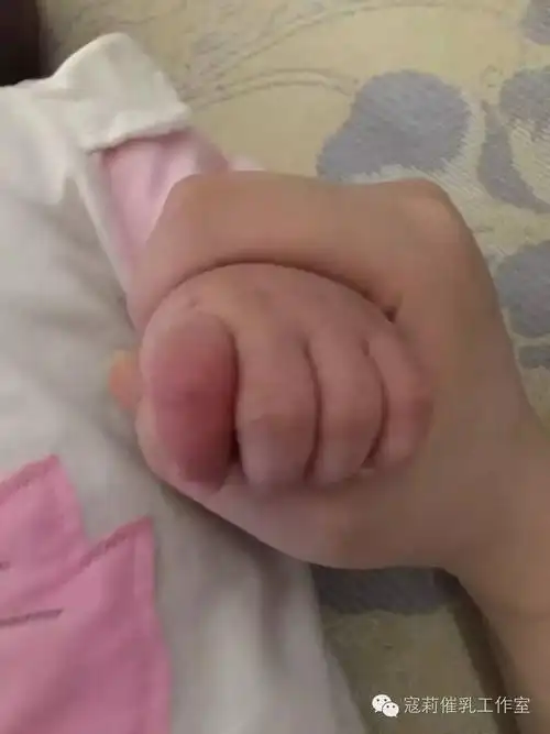 宝宝吸允手指是否应该适当干预