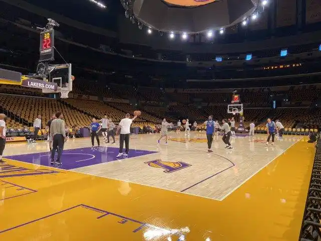 迎接新赛季湖人主场内铺满橙色短袖远观恰如满城尽带黄金甲