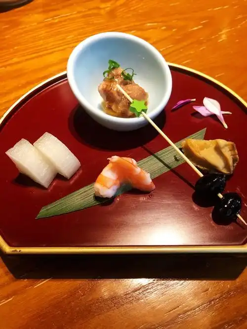 「缘起前菜拼盘」卖相也是杠杠的,种类丰富,有,切片鲍鱼,鲜虾,以及