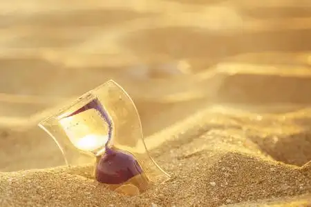 在沙滩上的沙漏图片