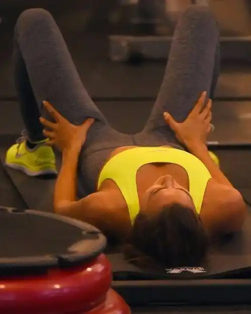 c罗女友穿运动内衣健身m字开腿猛练腰力