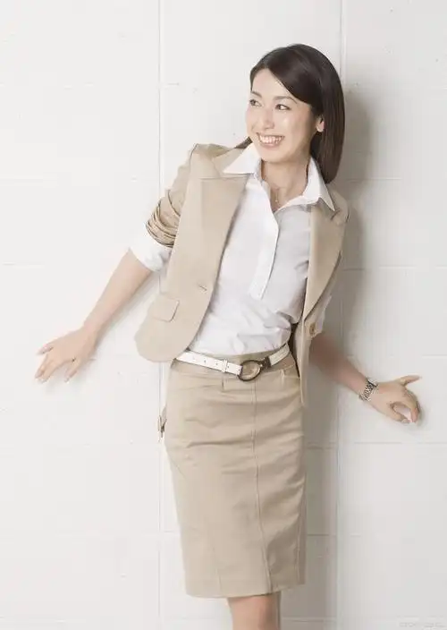 25岁左右的职业女性,该怎么穿搭?
