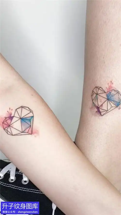 手臂内侧情侣小桃心纹身图案