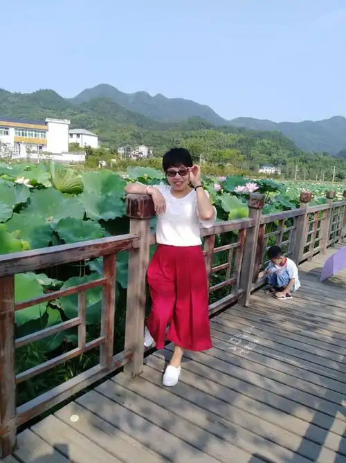 妈妈51岁,这是今年夏天的近照,大陈的荷花池边.