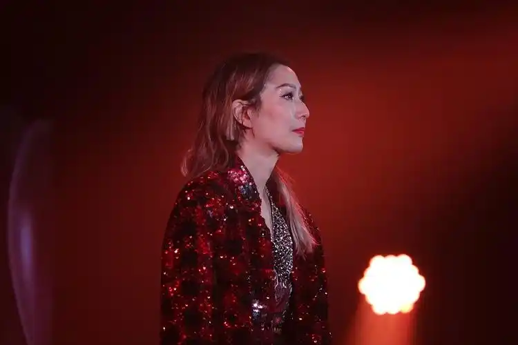 郑秀文办迷你音乐会庆49岁生日 穿黑丝秀一字马热辣性感