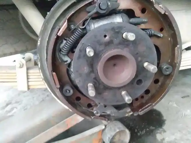 长城皮卡金迪尔桥后轮刹车片安装