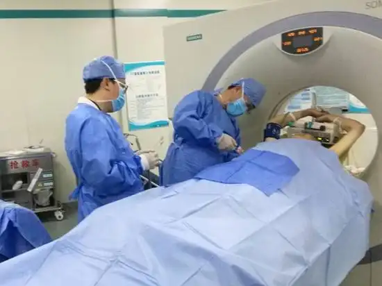 常规做好术前准备后,于5月18日在ct引导下行粒子植入治疗术,手术采用