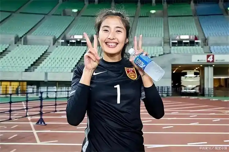 中国女足门将(女足最美门将赵丽娜) - 青木春