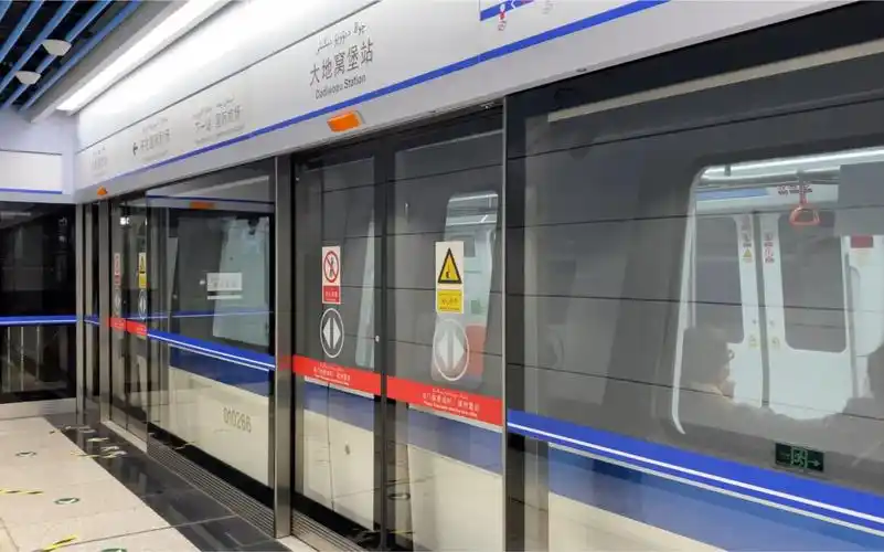 乌鲁木齐地铁乌市一号线列车大地窝堡出站