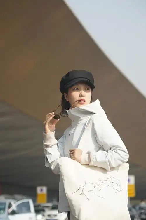 杜沁怡白色冲锋外套潮流不失个性写真