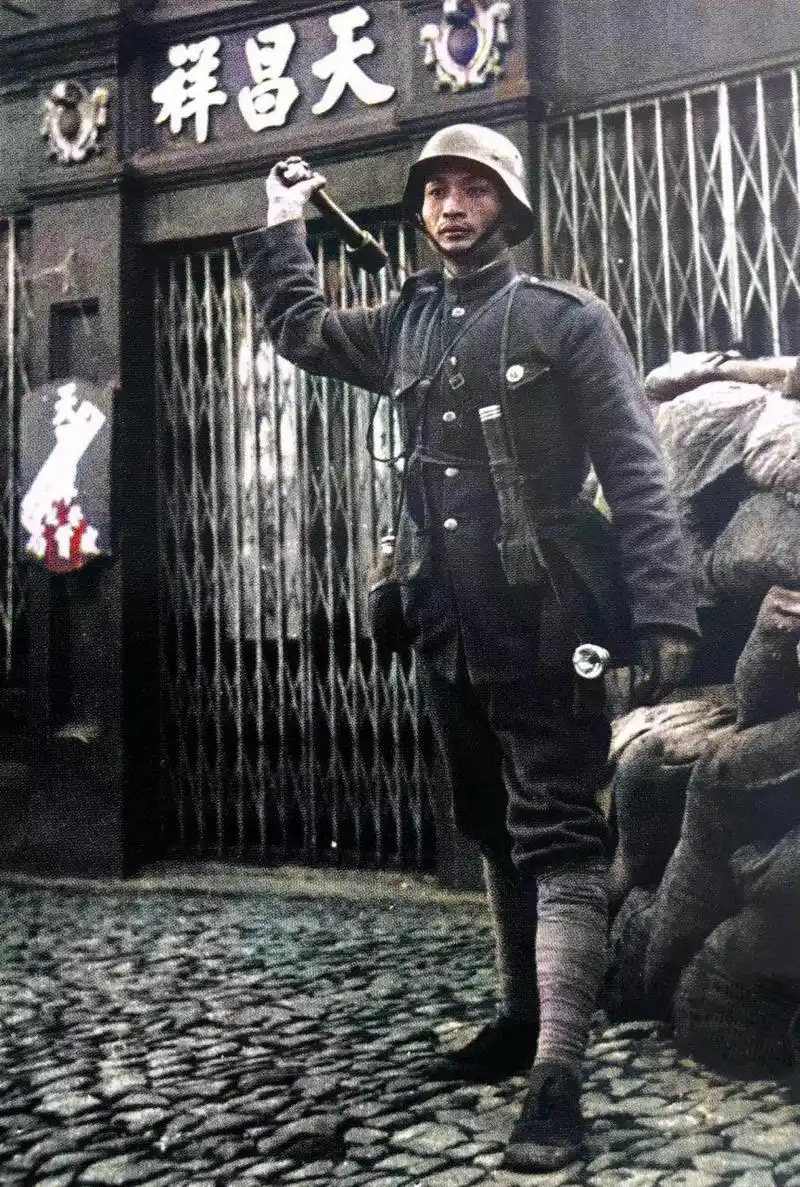 这是1937年淞沪会战期间,一位德械师中国士兵的留影.