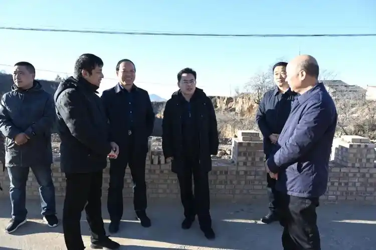 袁振旭走进部分受灾群众家中,看望慰问受灾群众,查看