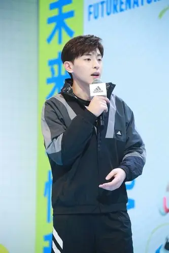 邓伦运动装现身大秀球技 学哈登后撤步被夸天赋好