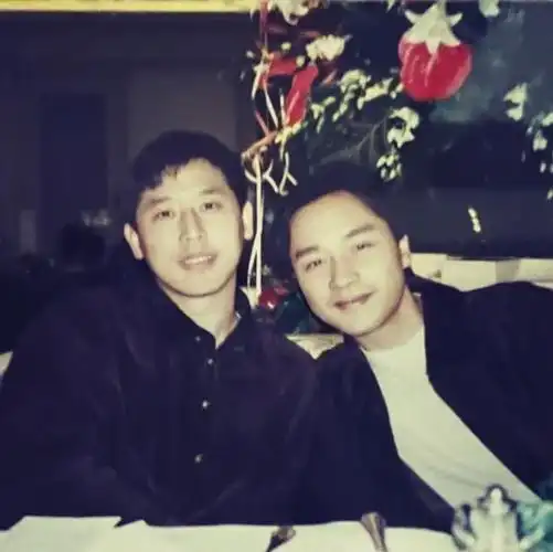 张国荣挚爱唐鹤德疑有新欢,与年轻男子搭肩照!