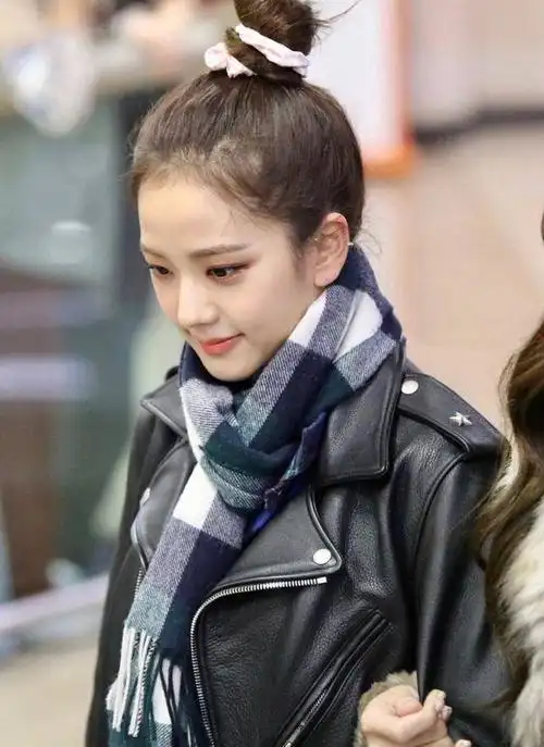 韩剧女主脸金智秀随意穿着皮衣外套教你在冬天保暖不失时尚