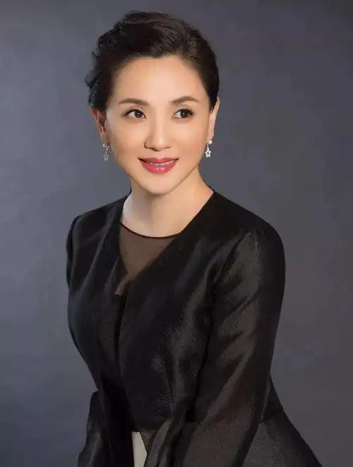 邬倩倩最新美照曝光,与陶慧敏汤唯同属杭州美女,前夫导演尤小刚